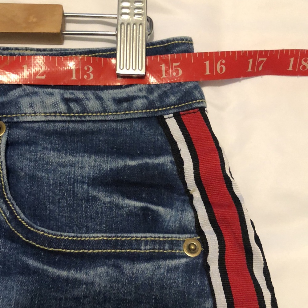 STRETCHY DISTRESSED DENIM SKIRT (12) - Picture 5 of 11